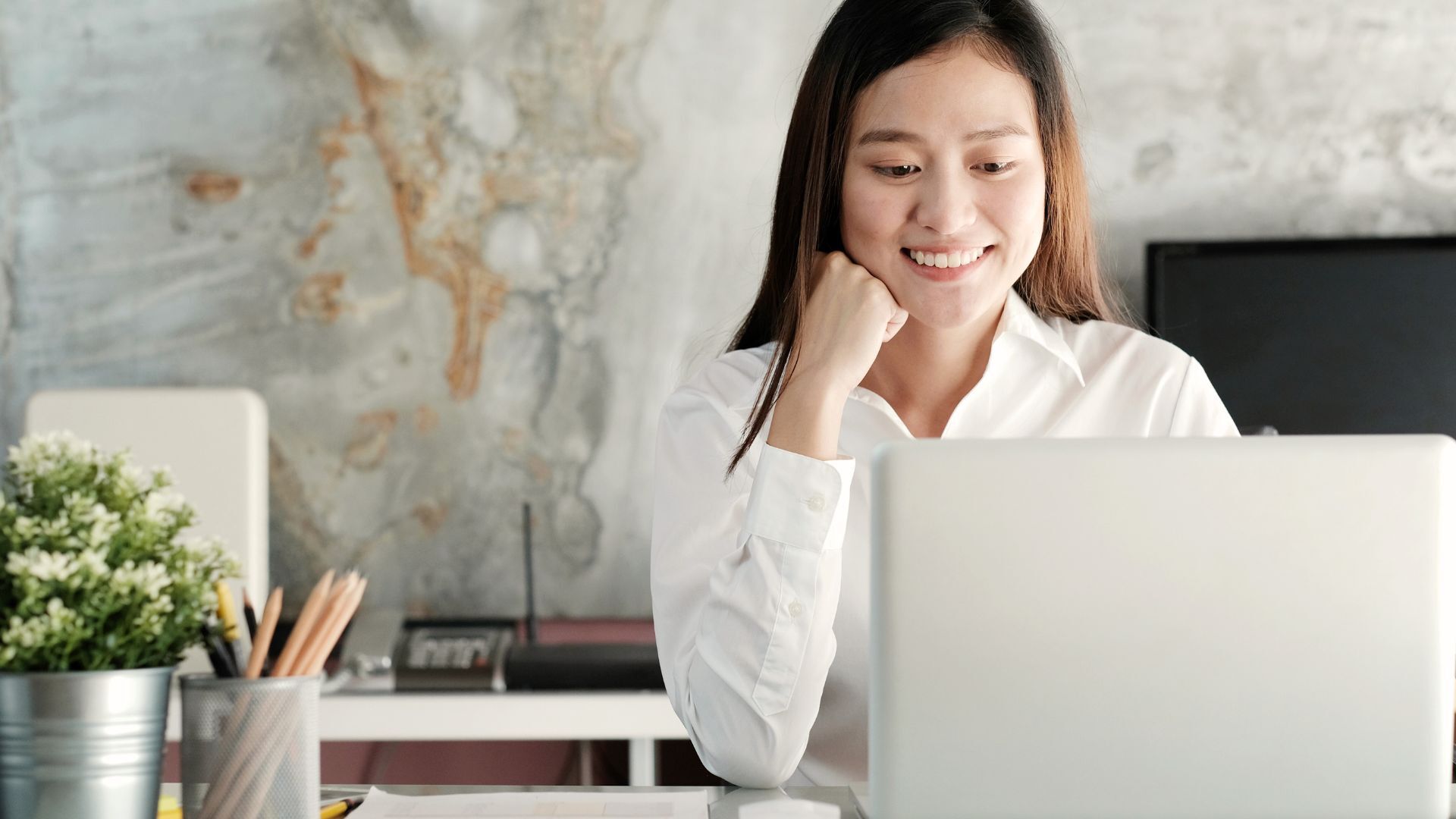 admin-assistant-working-offshore